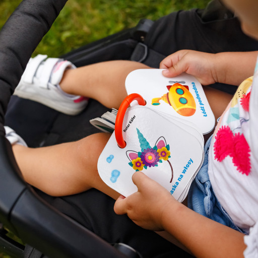 Karty na pierścionku. Figury i formy. Transport.