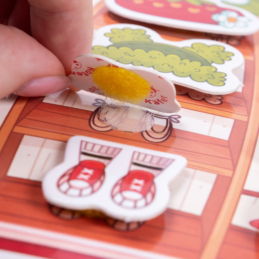 Zajęta książeczka zapinana na rzep. Dom truskawek Emilii.