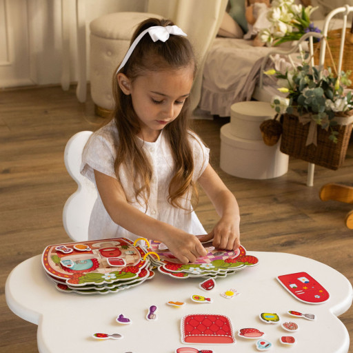 Zajęta książeczka zapinana na rzep. Dom truskawek Emilii.