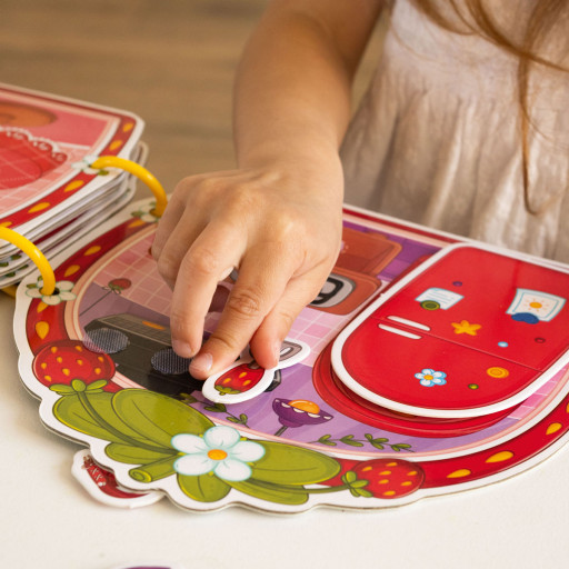 Zajęta książeczka zapinana na rzep. Dom truskawek Emilii.