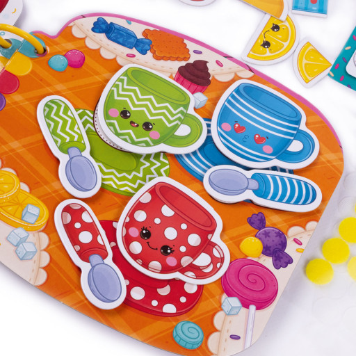 Zajęta książeczka zapinana na rzep. Słodycze.