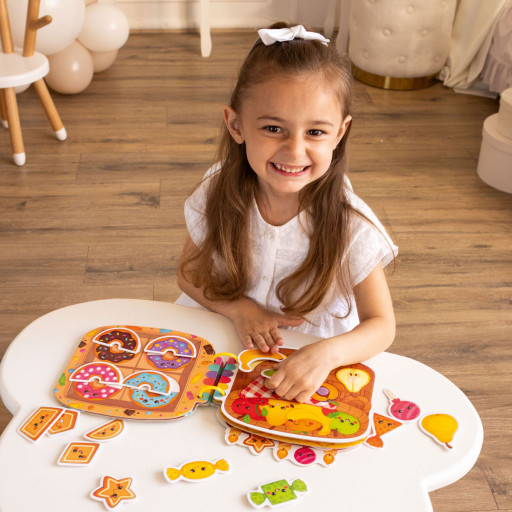 Zajęta książeczka zapinana na rzep. Słodycze.