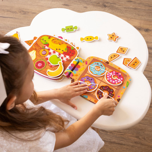 Zajęta książeczka zapinana na rzep. Słodycze.