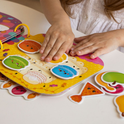 Zajęta książeczka zapinana na rzep. Słodycze.