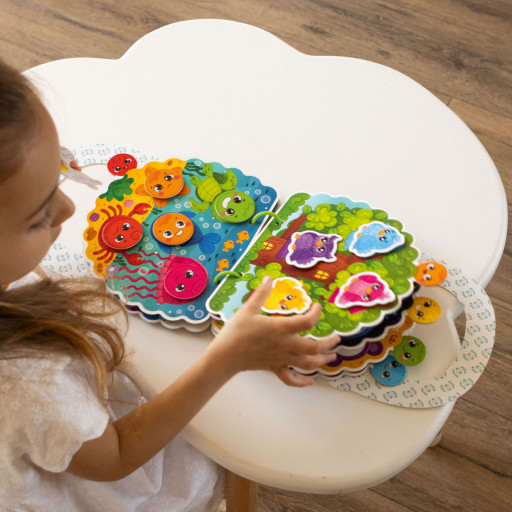 Zajęta książeczka zapinana na rzep. Emotikony.